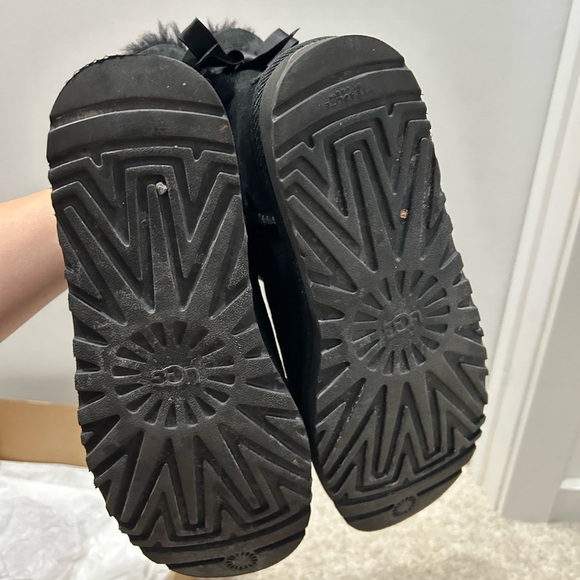 Blacks uggs with bow - Picture 5 of 9